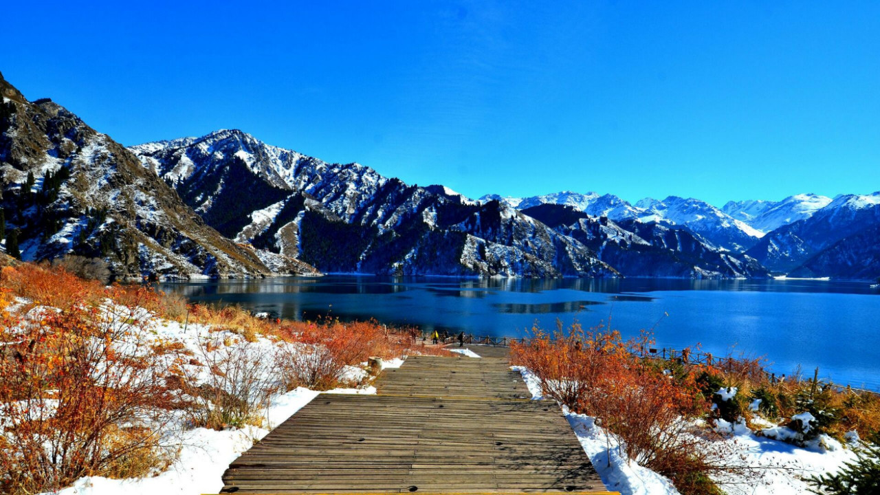 冬季的山上铺满了雪，湖里的水也结冰了