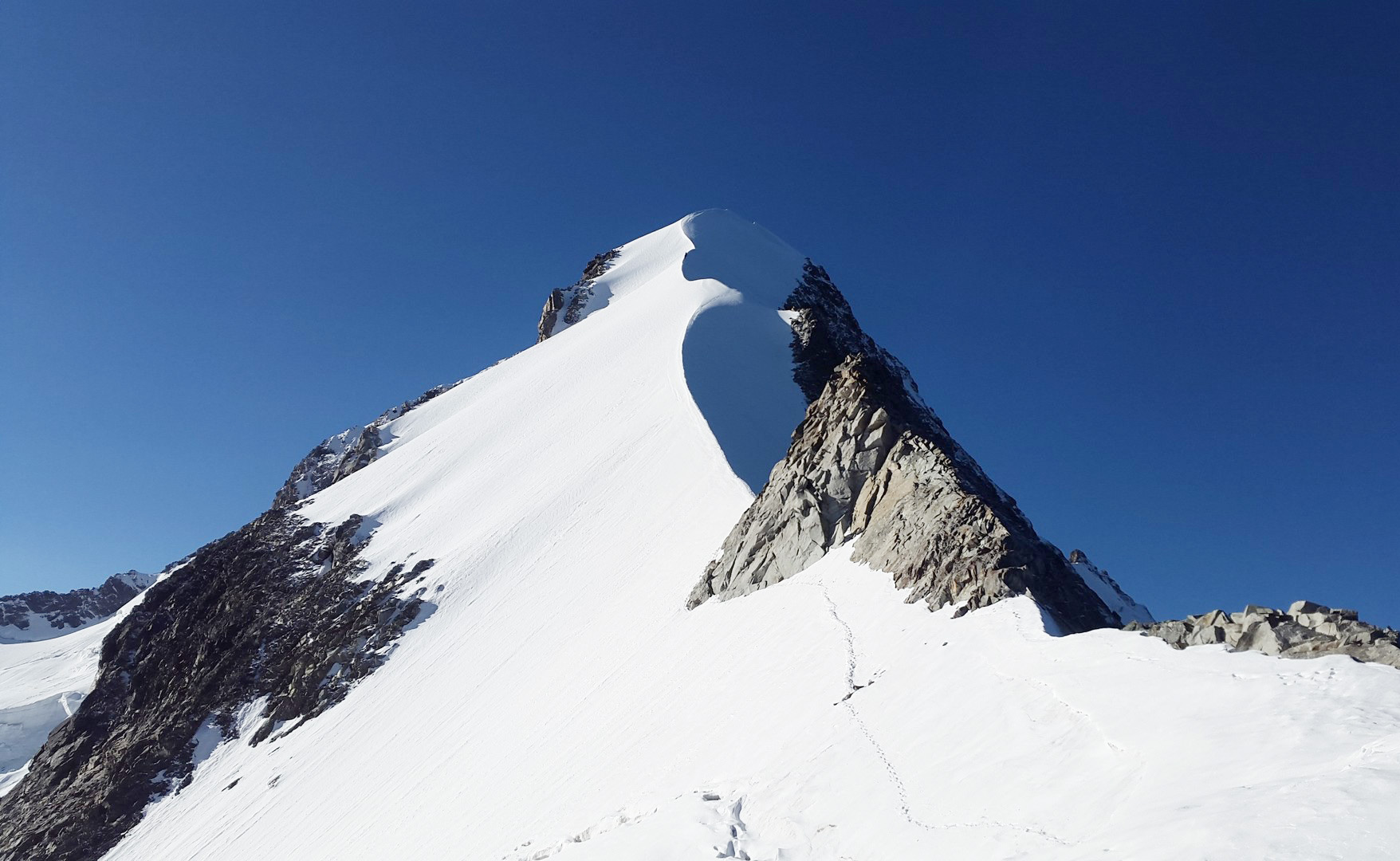 美妙绝伦的山顶雪景