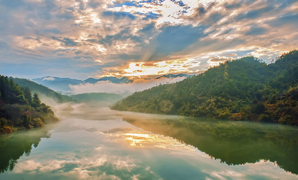 优雅宁静的湖中美景