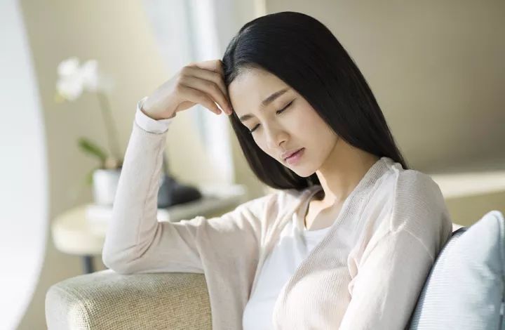 美女心情不好，有点烦恼