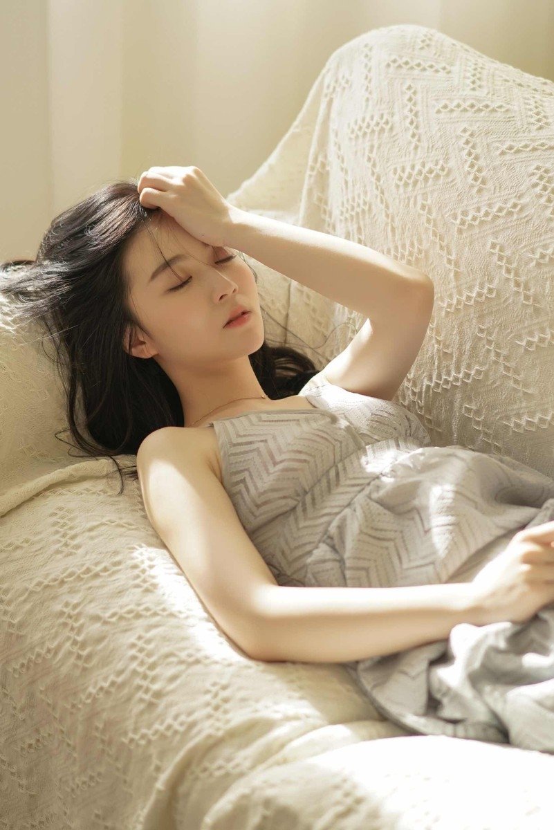 美女也烦恼，脸上写满了愁字