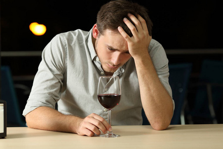 愁眉苦脸喝闷酒的男人