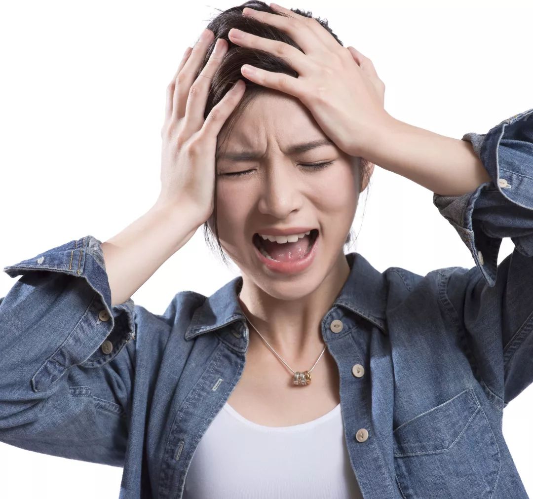 女人用手摸着头大声吼叫的烦躁图片