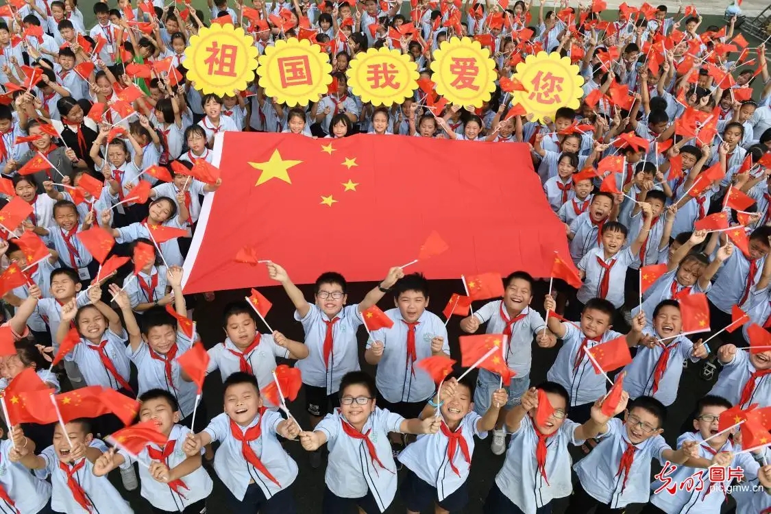 小学生们一起庆祝国庆节