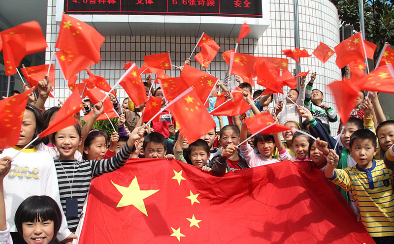 小朋友们挥动国旗祝福祖国的生日