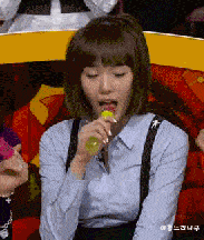 开心吃棒棒糖的可爱美女