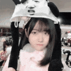 玩帽子的调皮小美女