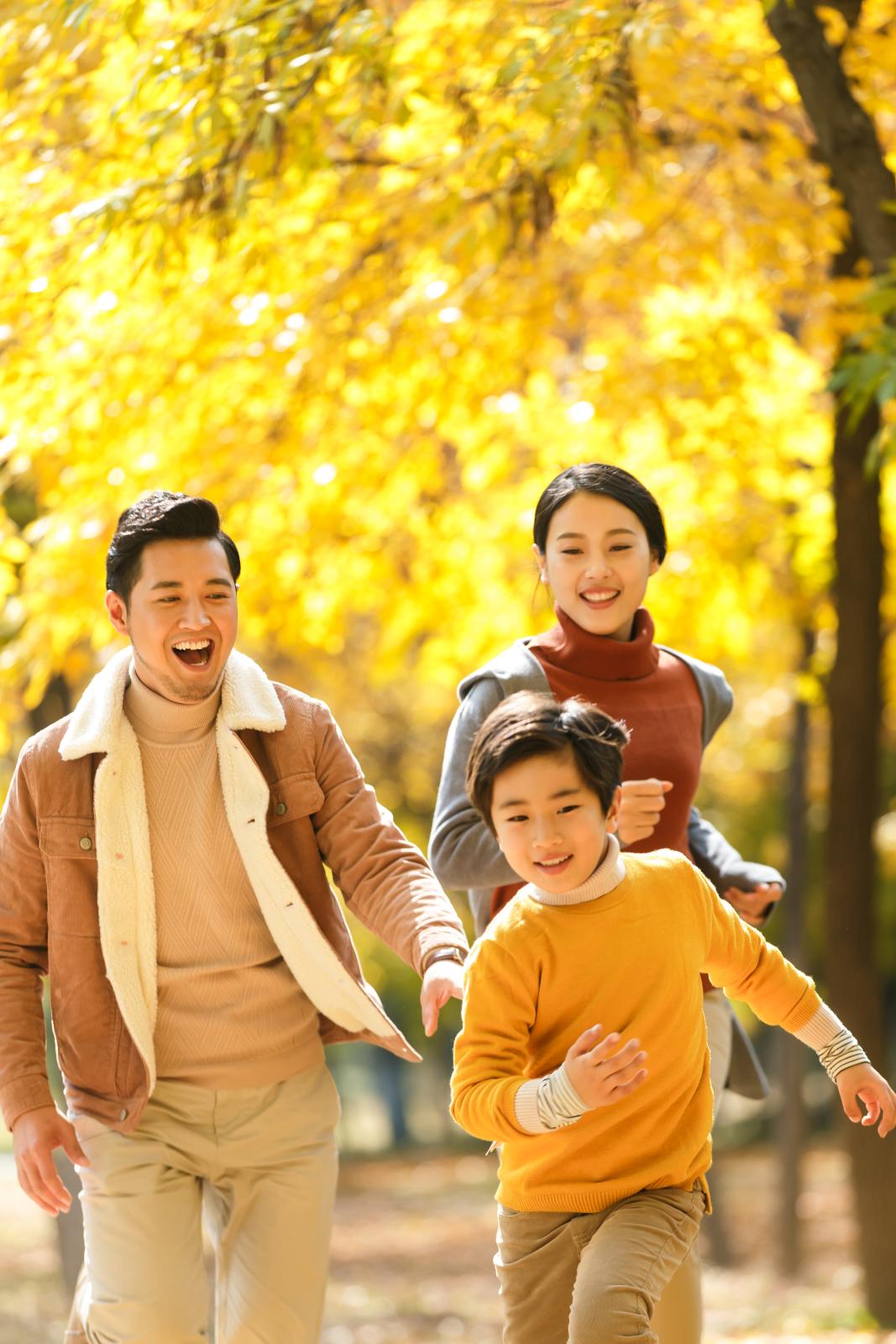 全家一起去公园跑步