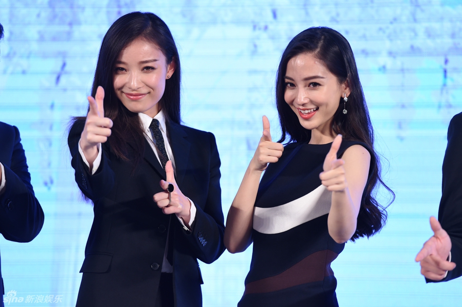 两位美女对着镜头做个开枪的手势
