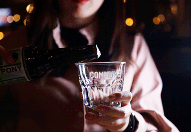 女生往杯子里倒酒的动态图片