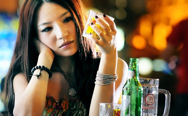 美女在酒吧喝酒买醉的图片