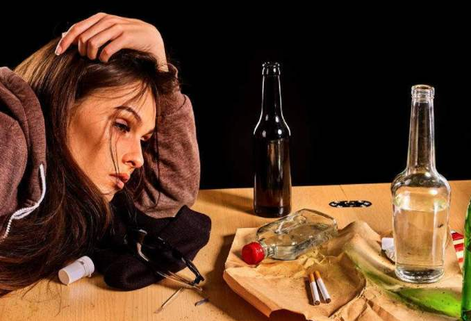 深夜喝酒买醉的女人