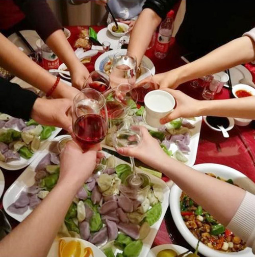 朋友聚餐喝酒的图片