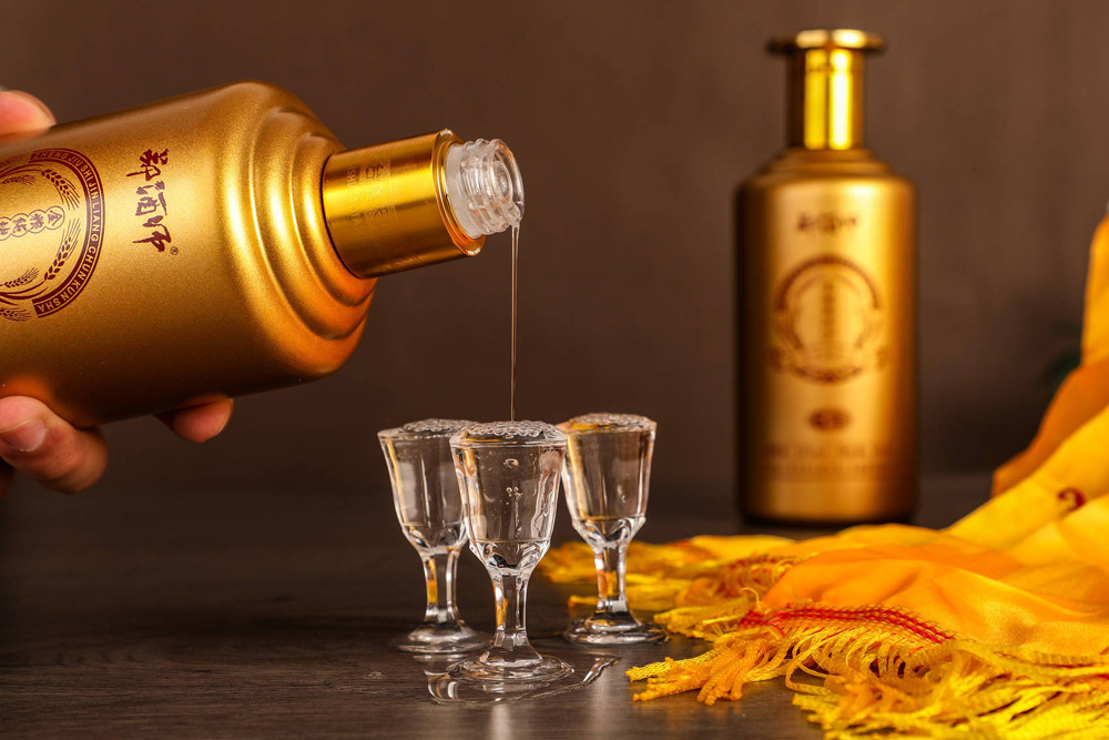 倒满小杯白酒的图片