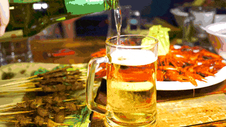 大家一起吃烤串喝啤酒，畅聊人生