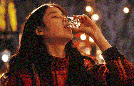 美女举起酒杯一饮而尽