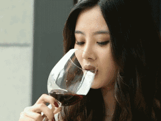 喜欢喝红酒的女人都很美，美得让人陶醉