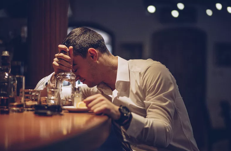 在酒吧喝酒的男人