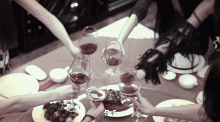 好朋友们一起聚杯庆祝的动态图