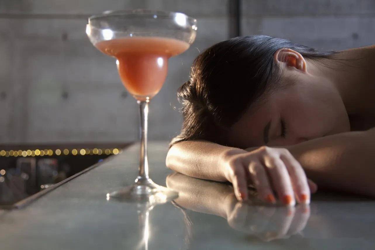 妹子酒喝多了，爬在桌子上睡觉