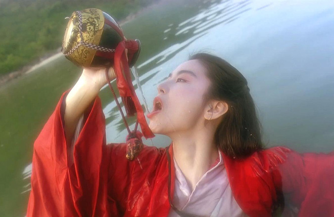 《笑傲江湖》林青霞仰头喝酒镜头