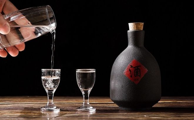 往杯子里倒白酒的图片