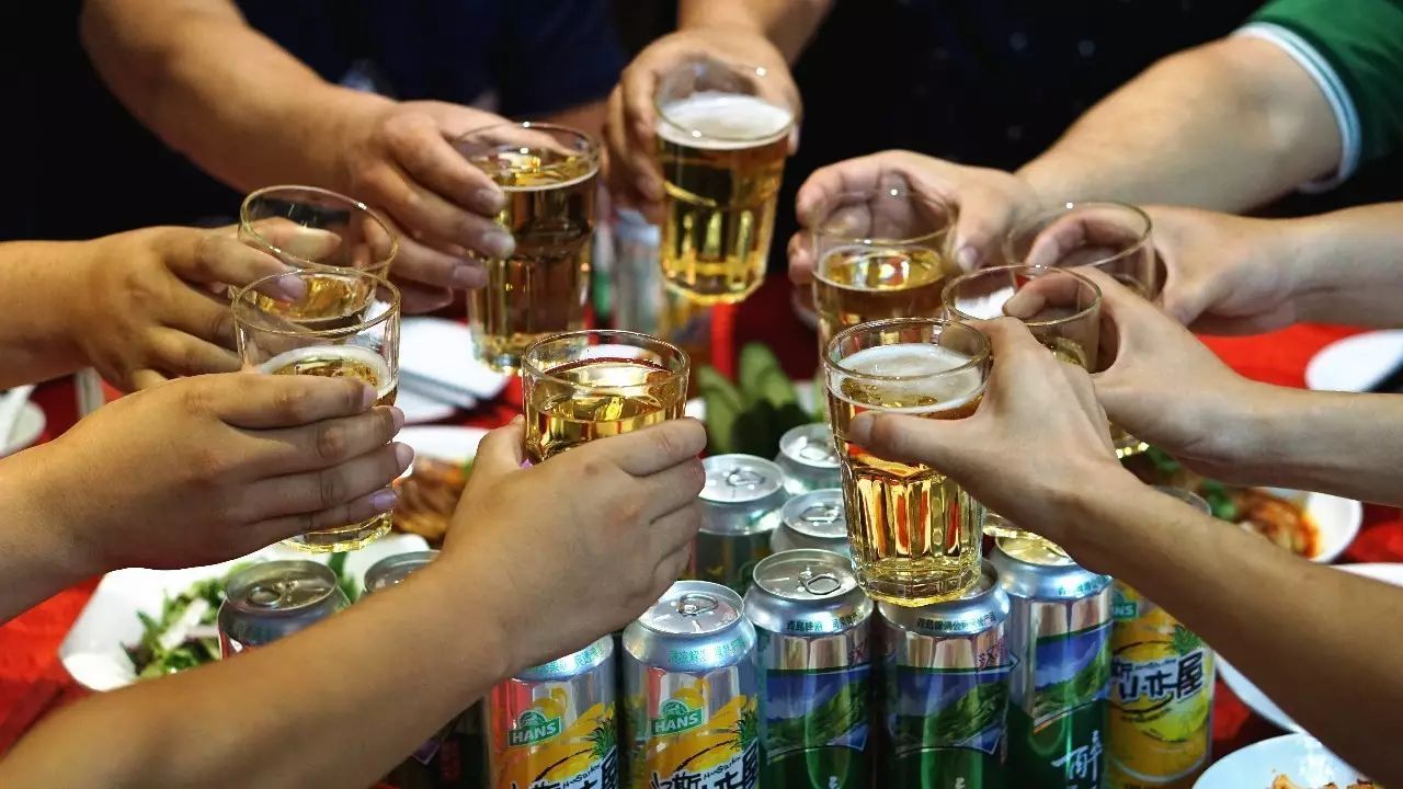 让我们一起举杯祝愿青春无悔