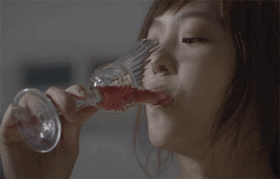 美女独自喝红酒的动态图片