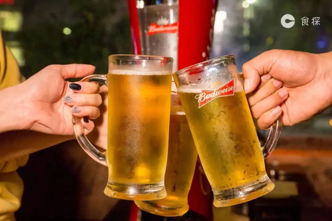 举起啤酒杯大力碰一下干杯