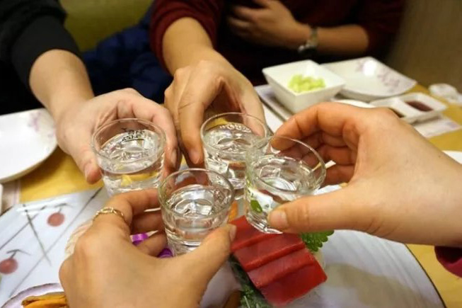 大家一起举个杯，祝福明天更美好