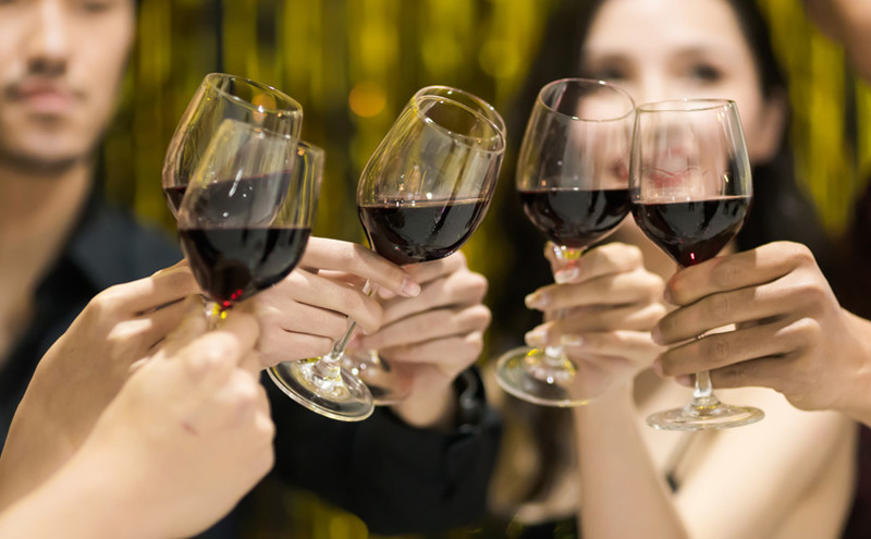 国外帅哥美女聚会喝红酒