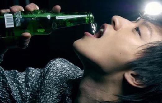 拿着瓶子往嘴里倒酒的帅哥