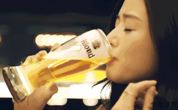 美女陶醉于美味的酒香之中
