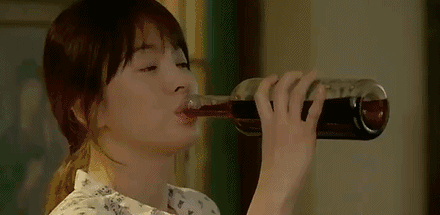 美女拿起酒瓶喝酒的动态图