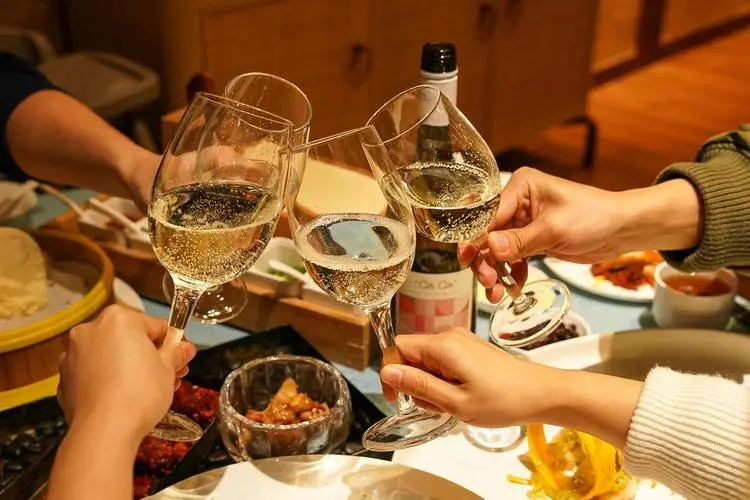 众人举杯碰杯的图片