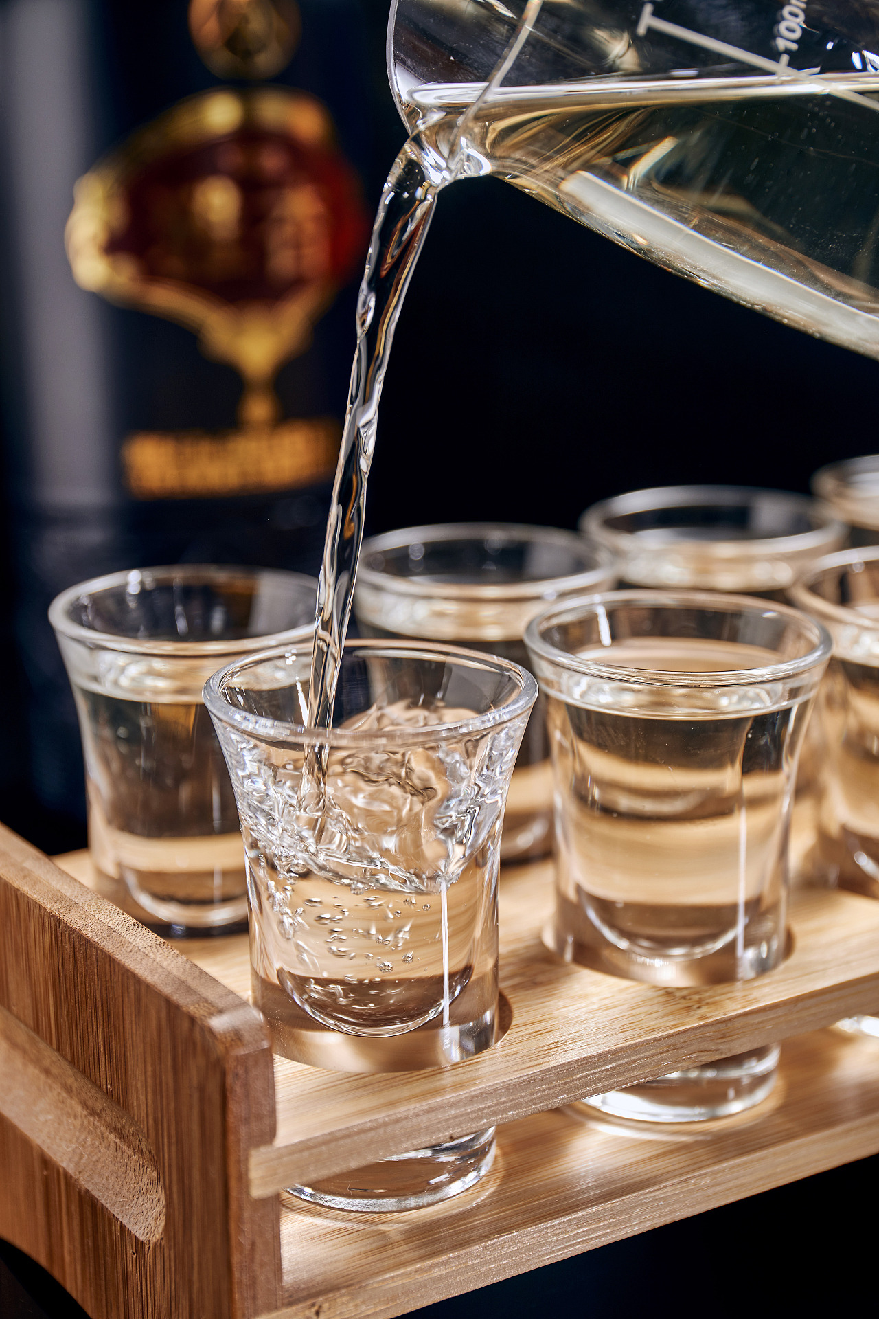往杯子里倒白酒的高清图