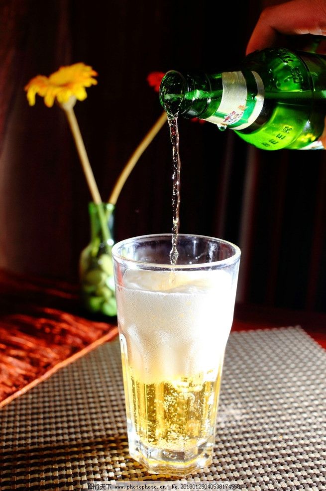 往杯子里倒啤酒的图片