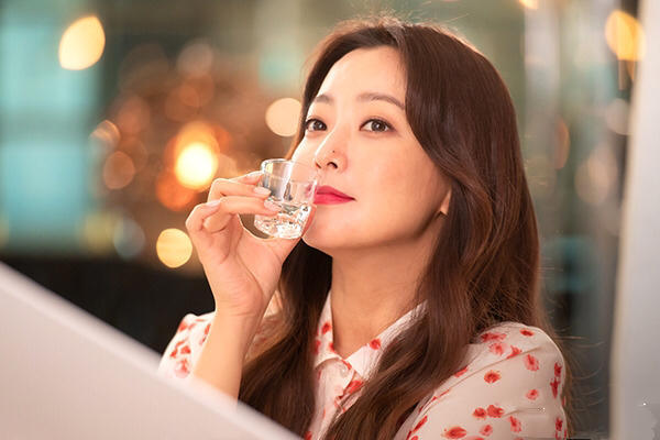 韩国美女金喜善举杯的图片