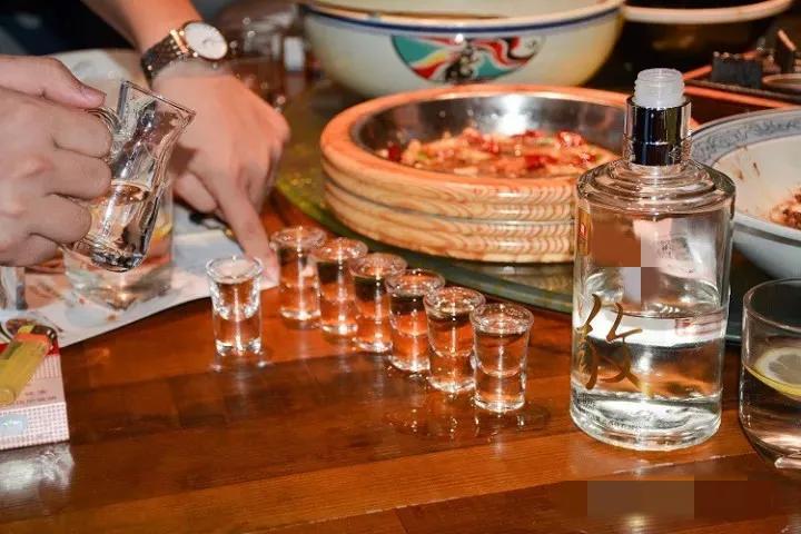一人一杯白酒，谁也躲不掉