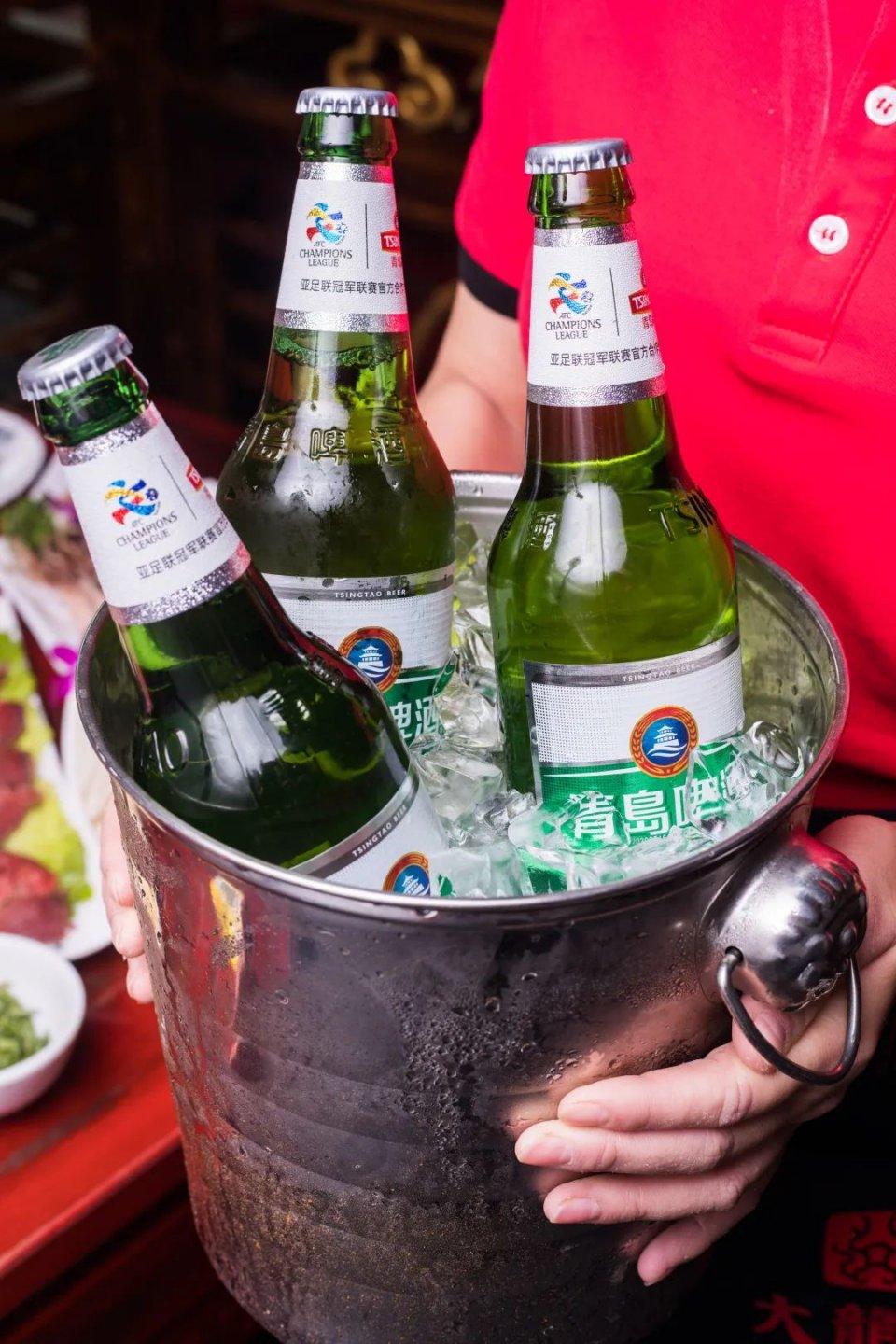 夏天喝冰镇啤酒更解渴