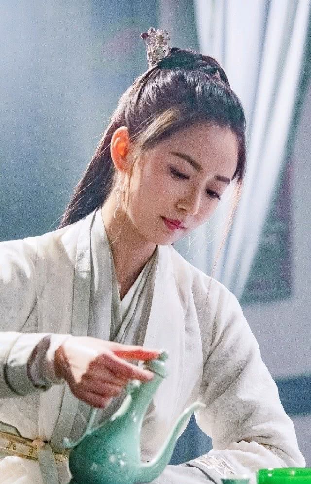 古装美女独自饮酒的美图