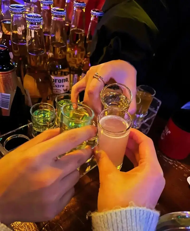 朋友相聚酒吧，小饮几杯
