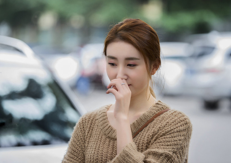 大街上掩嘴低头的美女