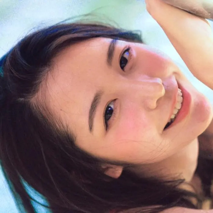 脸红的美女深情的望着你