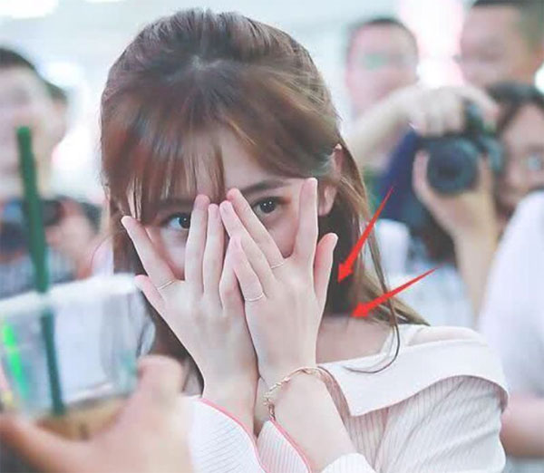 从指缝间偷瞄帅哥的美女