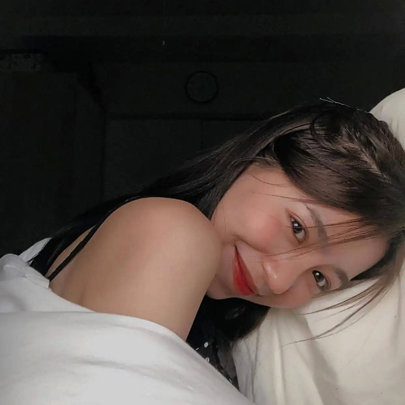 爬在枕头上羞哒哒微笑的美女