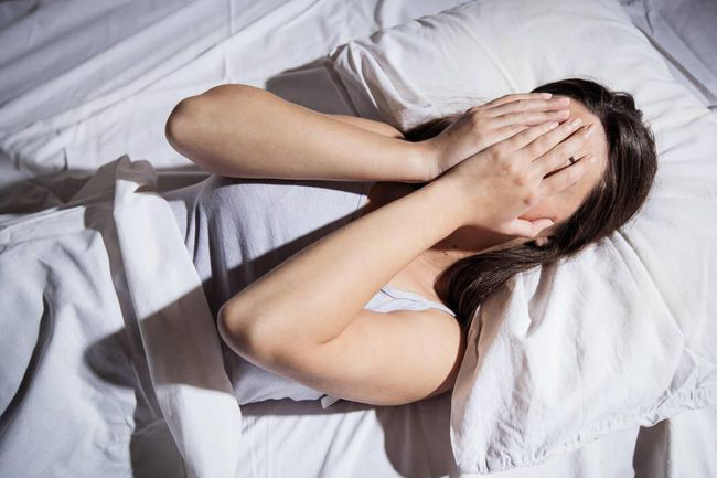 躺在床上双手蒙住双眼的羞涩女子