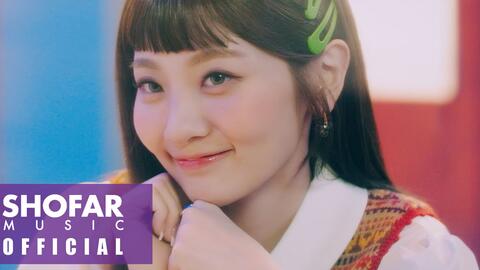 美女甜甜的脸红，看起来真美