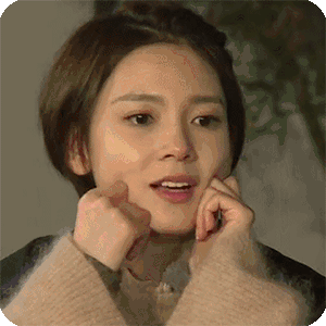 双手捂脸十分惊讶的美女