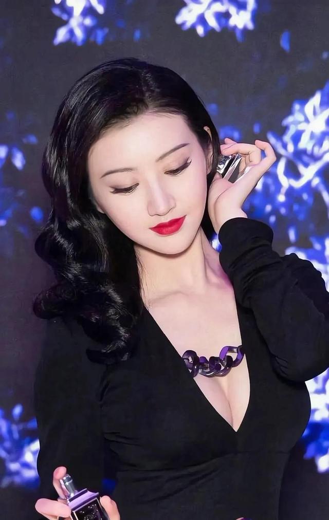 性感羞涩捋头发的景甜美女